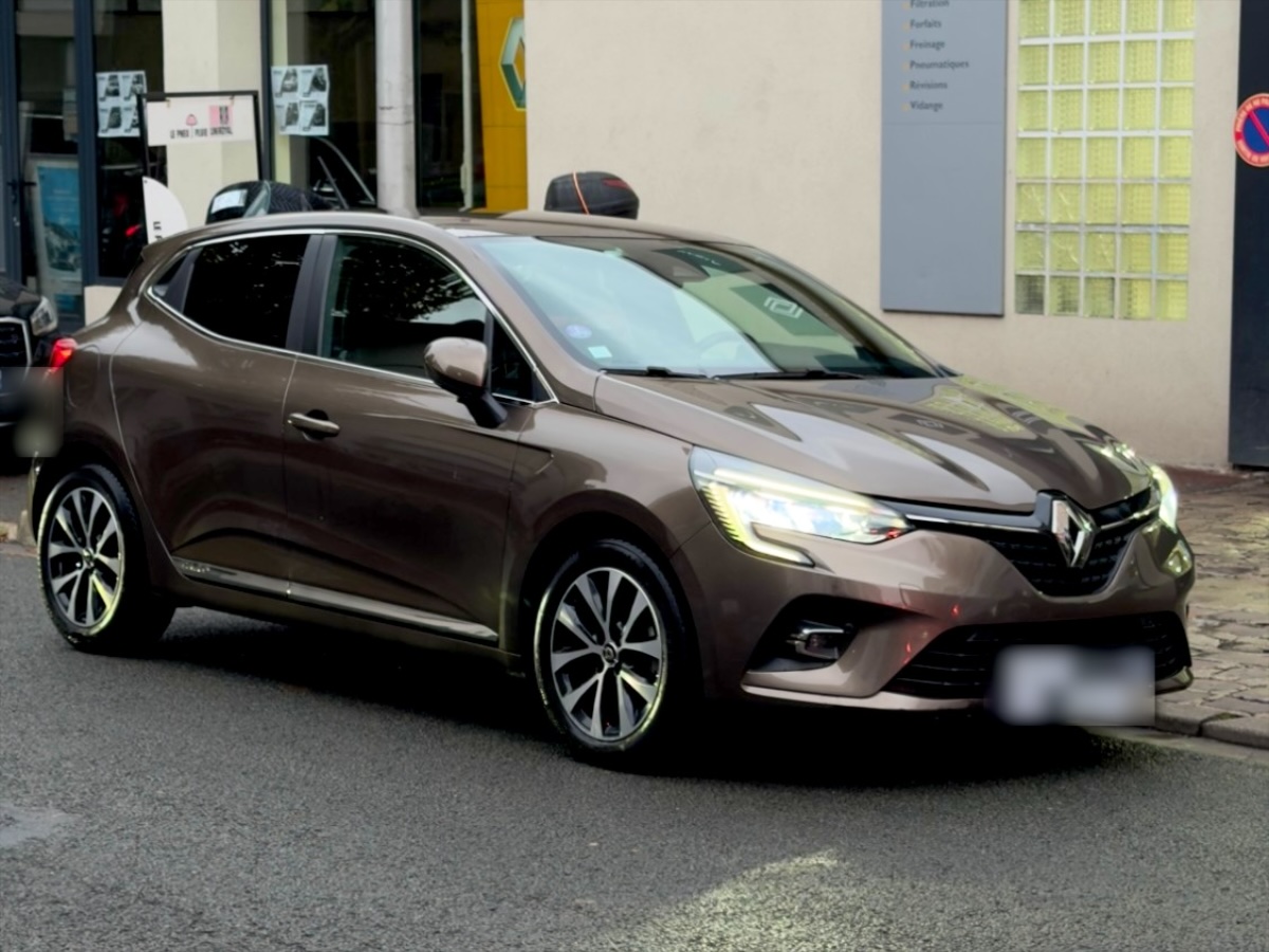 Véhicule d'occasion devant l'agence Renault Gambetta